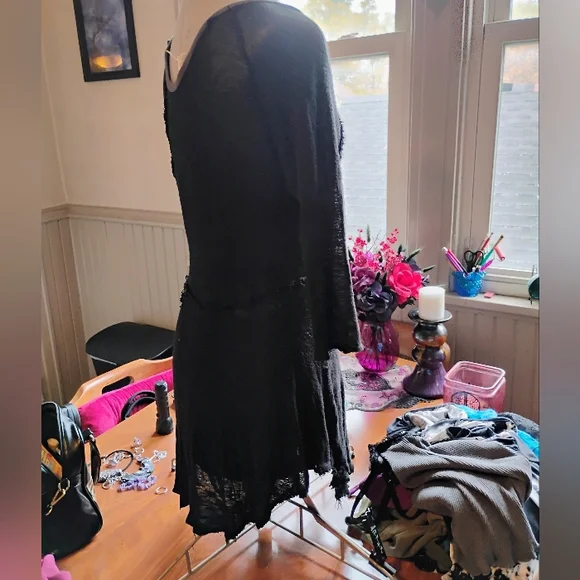 Free People Thin Knit Distresed Women's Top - Picture 2 of 2